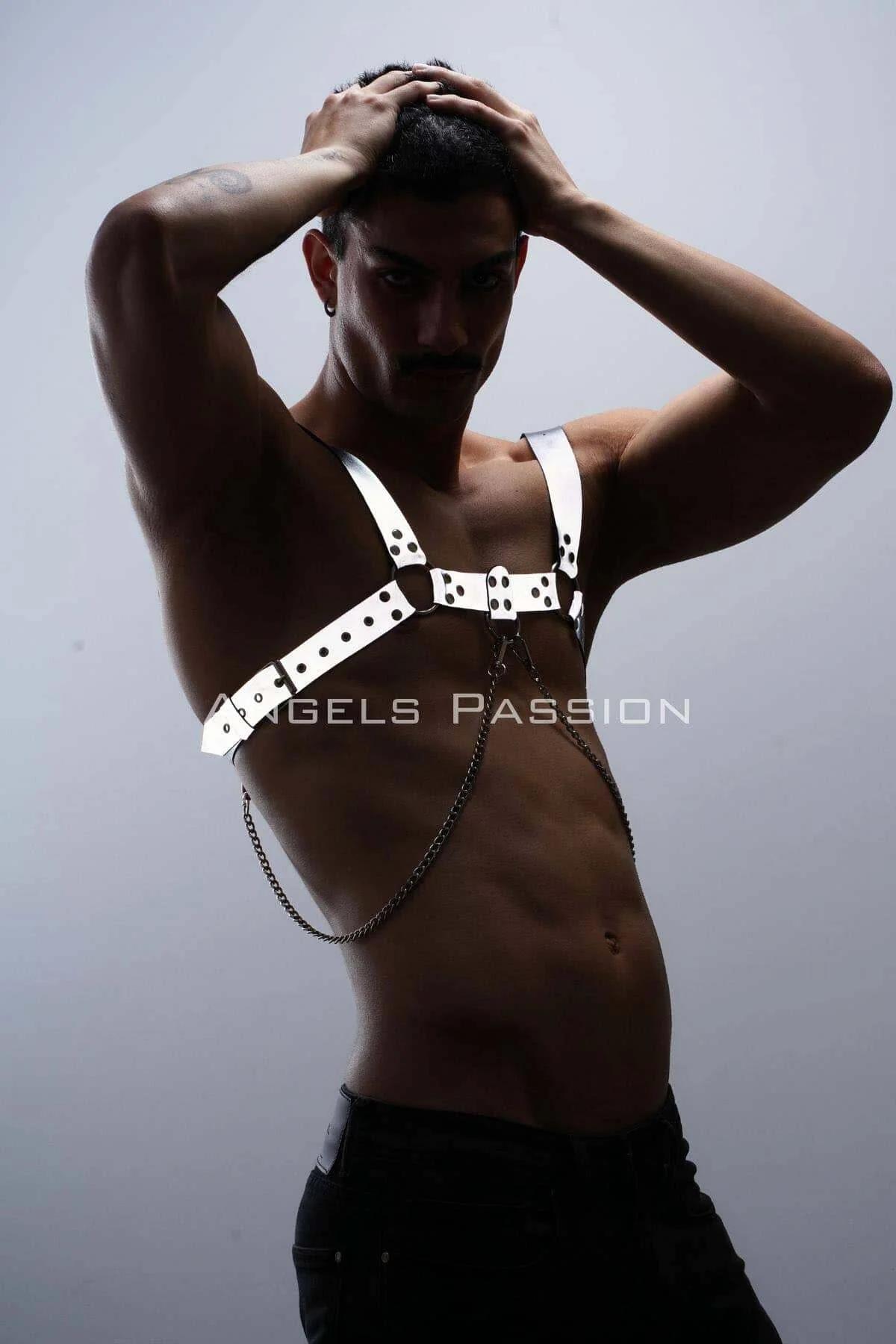 Toka kapanışı ve perçin desenini gösteren beyaz reflektör harness bant detayı