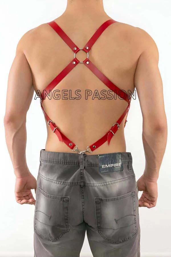 erkek gövde arka görünümünde gümüş O-halka ve pantolon askısı klipsleriyle kırmızı suni deri X-sırt vücut harness'ı