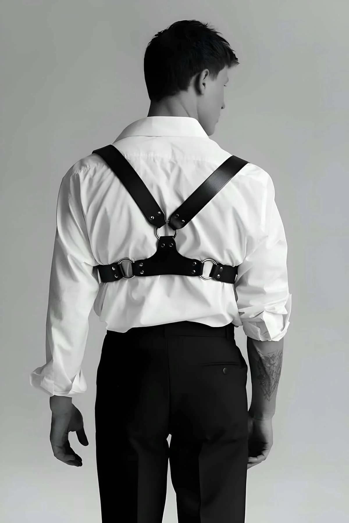 Alt göğüste çift gümüş tokalı siyah PU göğüs harness, önden görünüm
