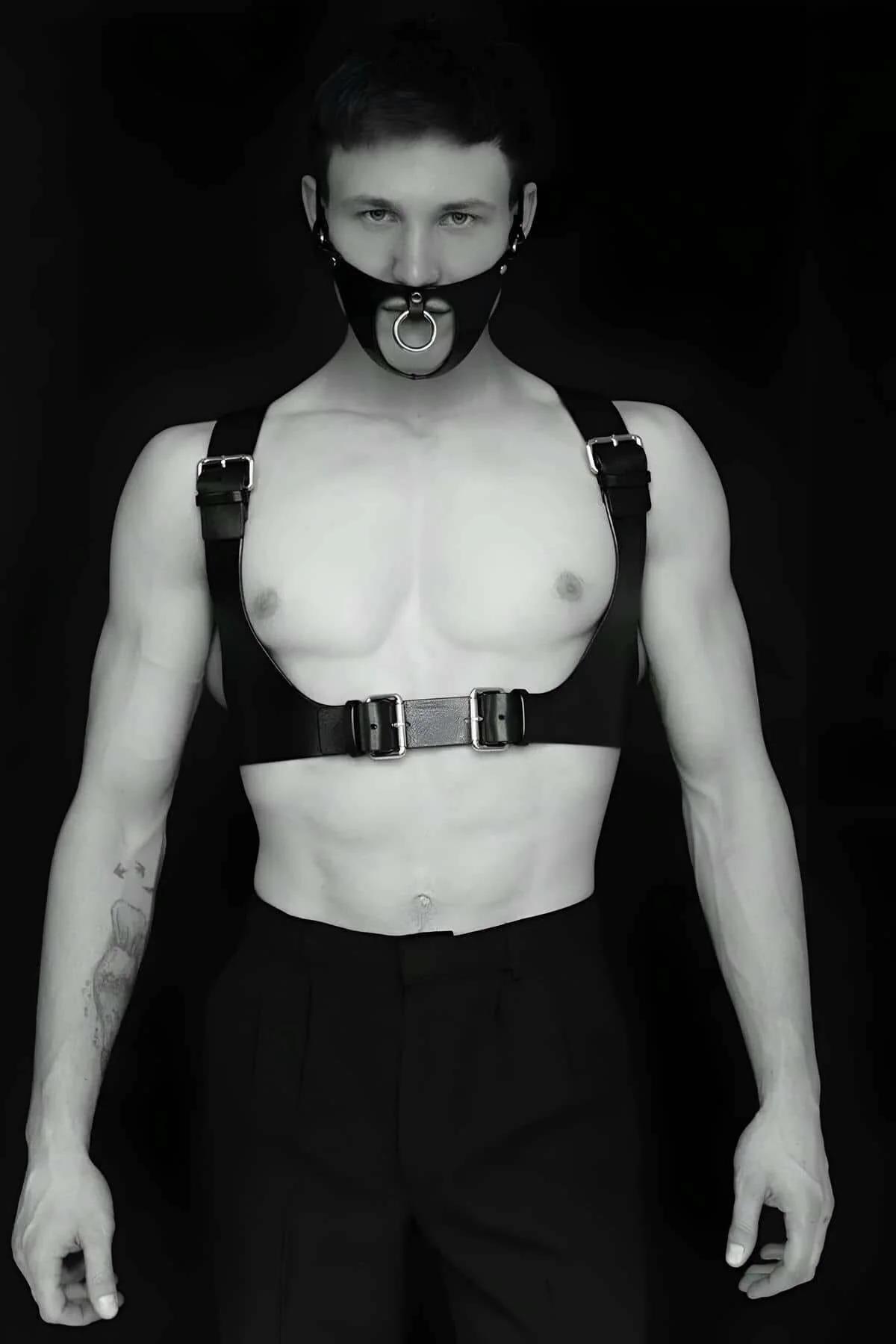 siyah suni deri erkek vücut harness, çıkarılabilir gümüş O-halka ağız maskesi ve çift tokalı göğüs bandı