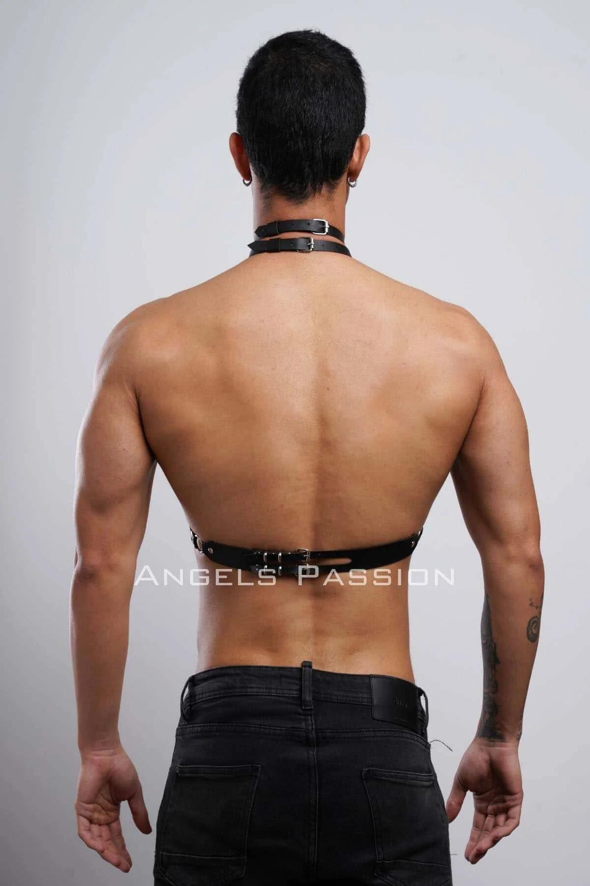 Alçak belli pantolon ile çıplak ten üzerinde siyah suni deri boyunluk harness tam torso görünümü