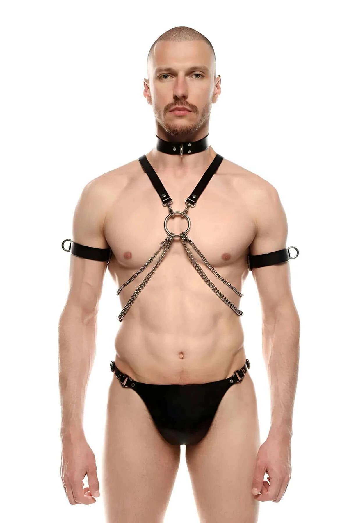 Erkek modelde altın renkli zincir boyunluklu ve üst kol bantlı siyah suni deri zincir O-halka vücut harness