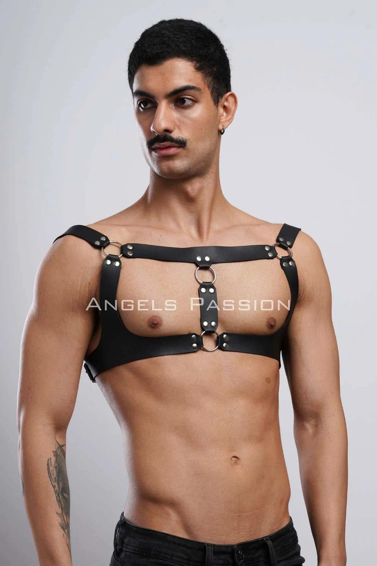 Çıplak torso üzerinde üst üste O-halka merkez detaylı siyah göğüs harness, festival moda aksesuarı