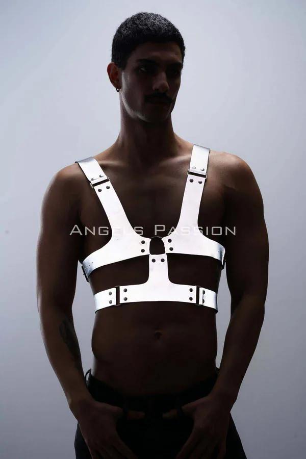 Geniş ayarlanabilir bantlar ve gümüş perçinli reflektör beyaz göğüs harness, erkek ön görünüm