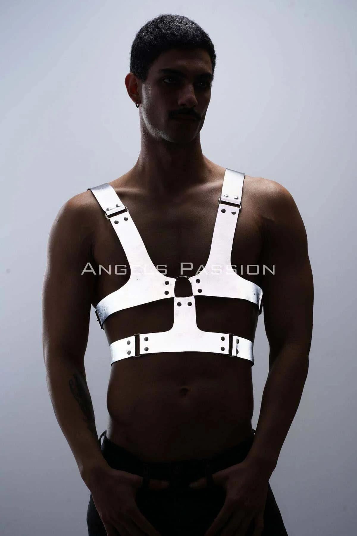 Geniş ayarlanabilir bantlar ve gümüş perçinli reflektör beyaz göğüs harness, erkek ön görünüm