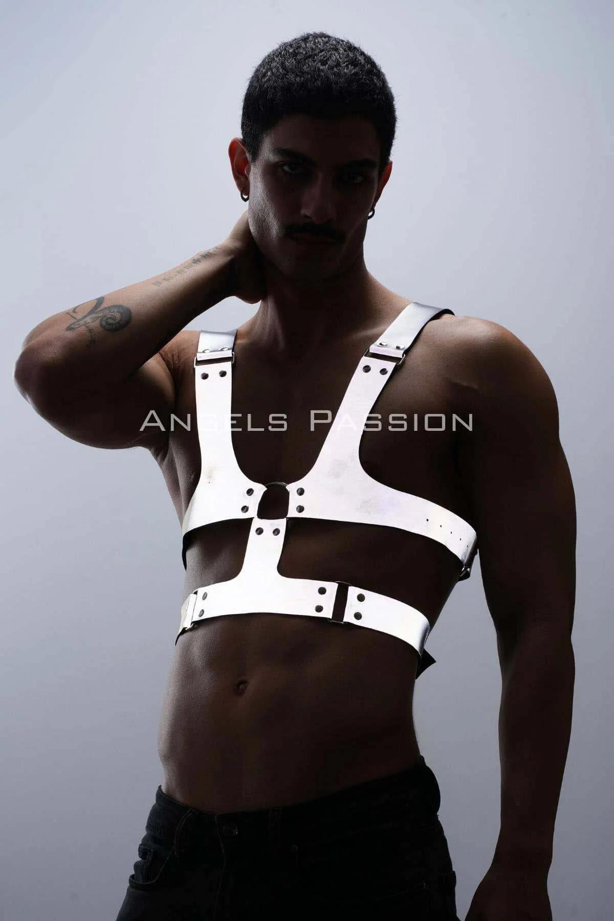 Yatay torso bandı ve yan toka detaylı erkek reflektör beyaz vücut harness