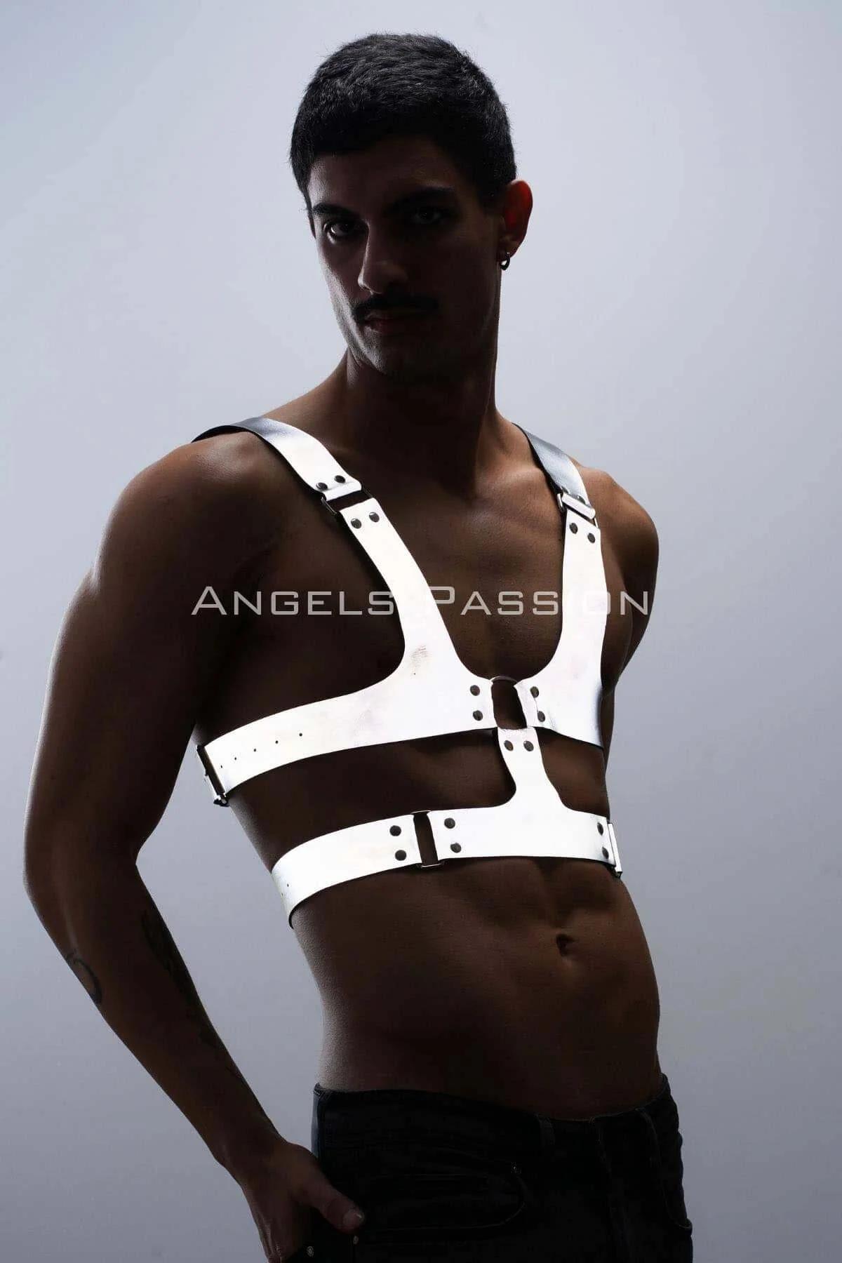 Çıplak torso üzerinde ayarlanabilir tokalarla beyaz göğüs harness festival stili açısı