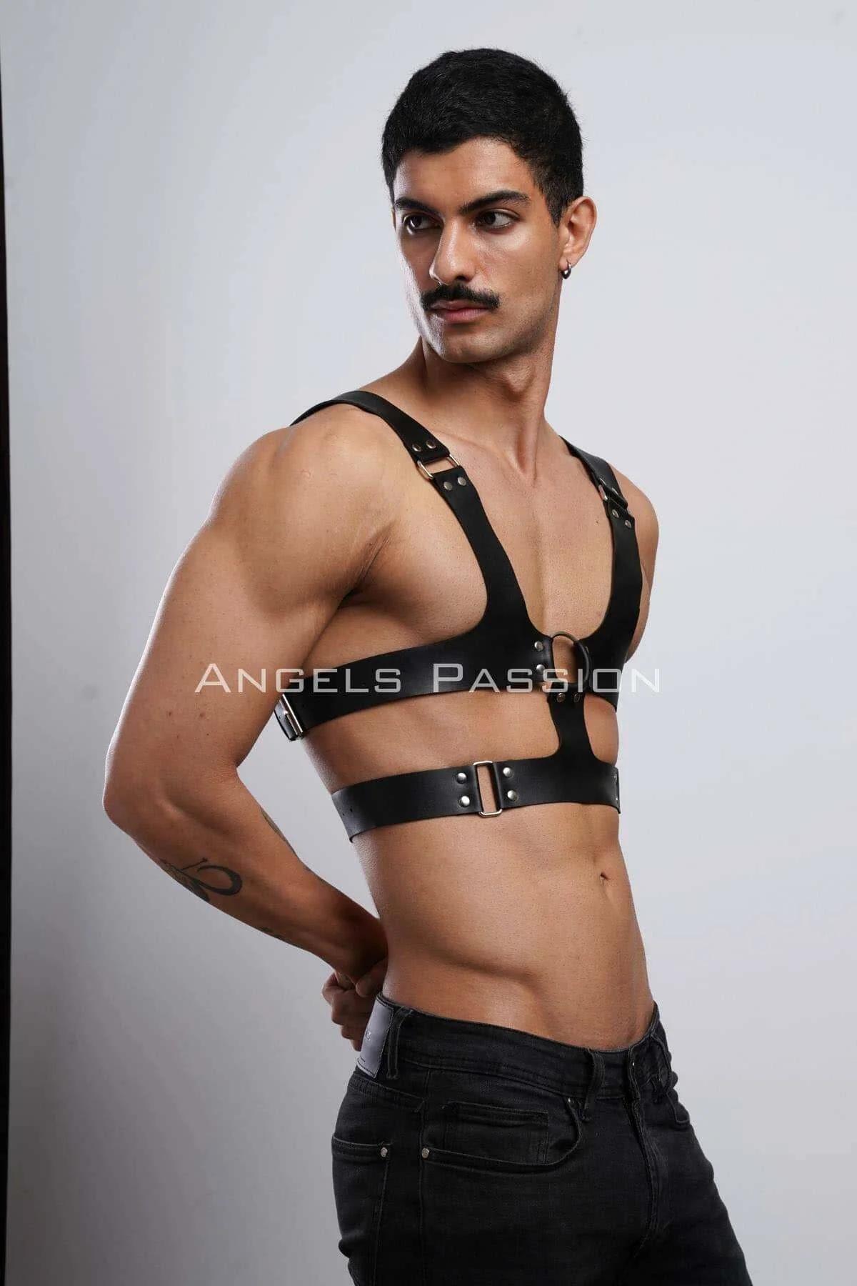 Erkek göğüs harness siyah siyah skinny pantolon üzeri kombininde ön görünüm