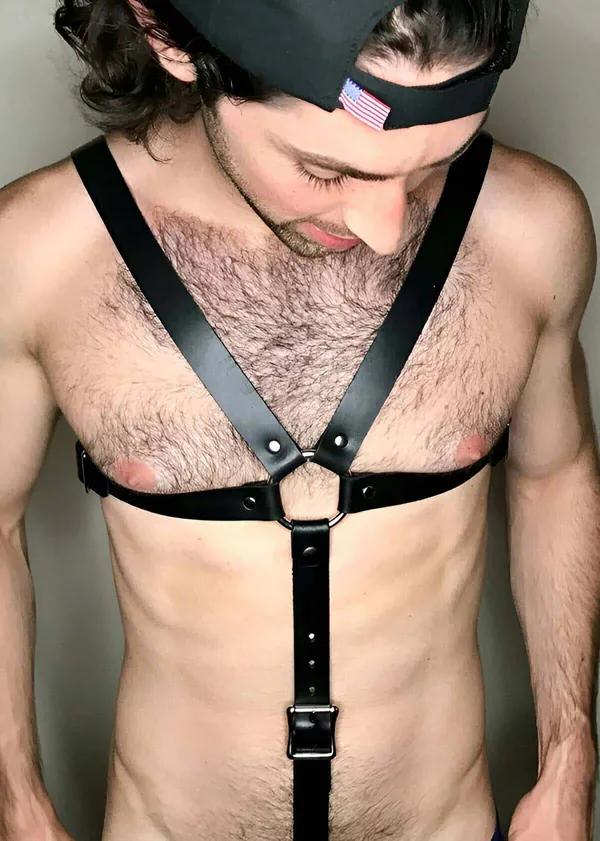 Merkez O-halka gümüş toka ayarlanabilir karın askılı siyah suni deri göğüs harness erkek moda aksesuar