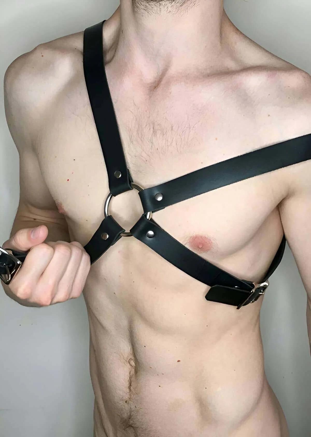 Gümüş O-halka detaylı Y-form ön görünümlü mat siyah suni deri askılı göğüs harness
