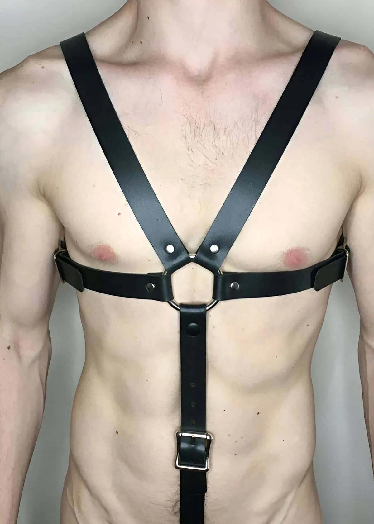 Dikdörtgen gümüş toka ve yedi ayar deliğiyle ayarlanabilir karın askılı siyah harness