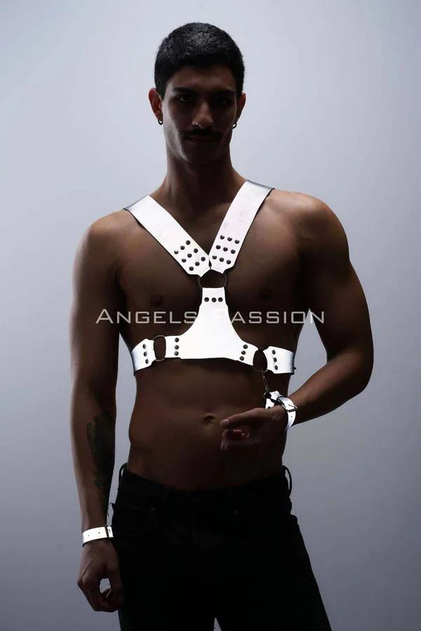 Siyah zımba kümeleri ve O-halkalı beyaz reflektör suni deri göğüs harness, eşleşen bilek kelepçeleri, erkek model üzerinde
