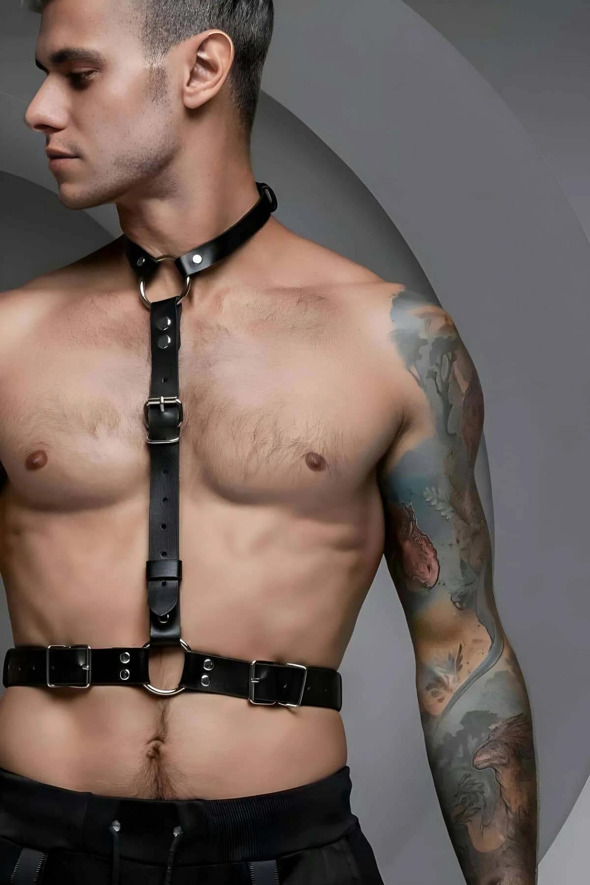 Gümüş O-halkalı boyunluk bandı ve ayarlanabilir bel tokalı siyah vegan deri erkek vücut harness, önden görünüm