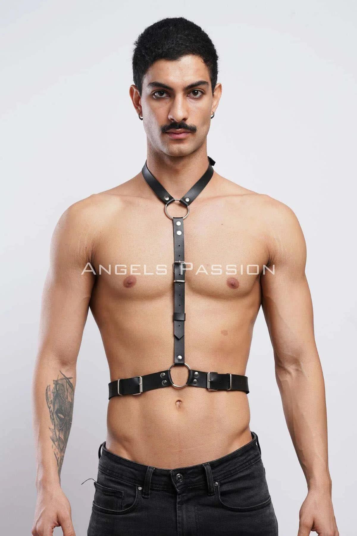 Gümüş toka bel bandıyla siyah suni deri halter boyun O-halka erkek vücut harness ön görünüm