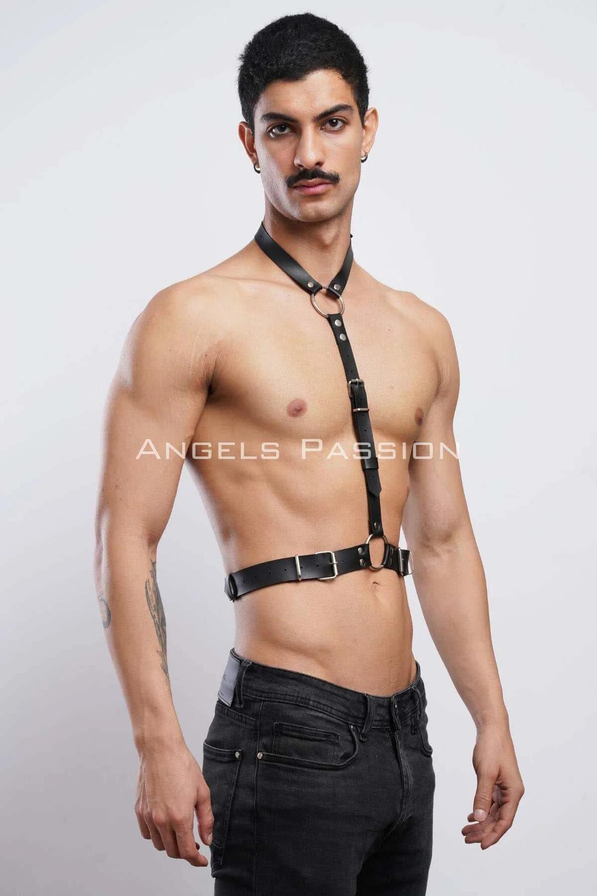 Göğüs detayında gümüş O-halkalı siyah PU deri halter boyun erkek harness yakın çekim