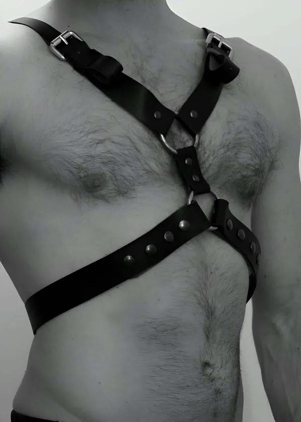 siyah suni deri erkek göğüs harness kemer gümüş O-ring ve metal toka çapraz bant perçin detaylı