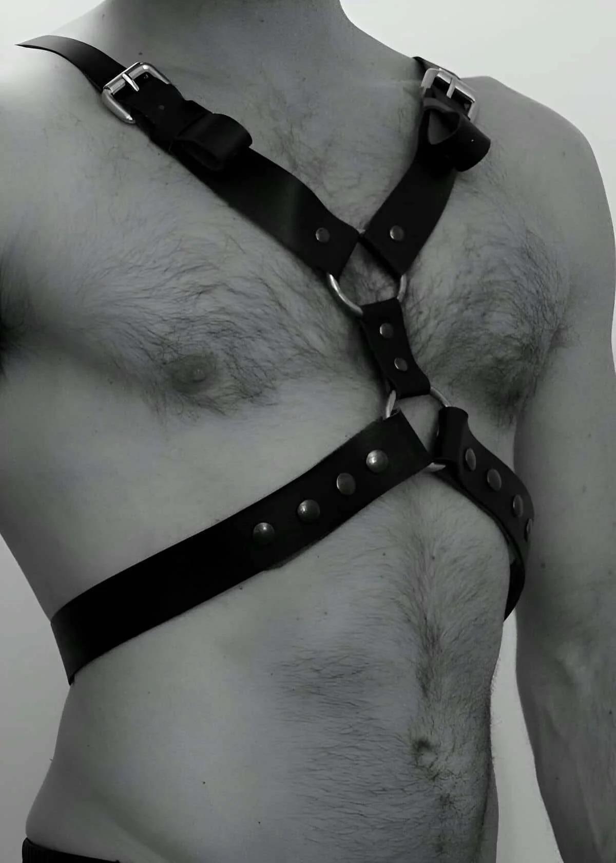 siyah suni deri erkek göğüs harness kemer gümüş O-ring ve metal toka çapraz bant perçin detaylı