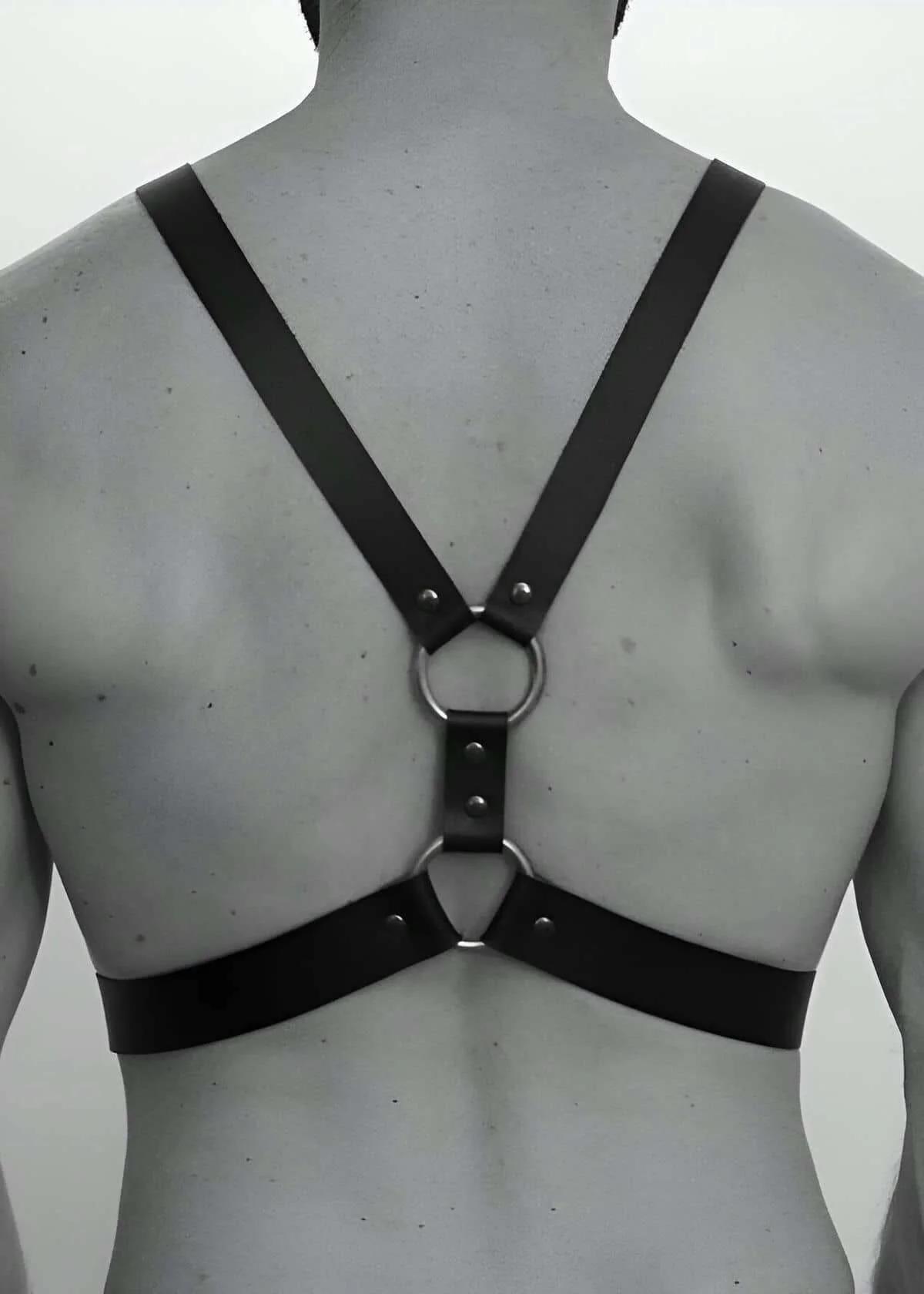 siyah PU deri erkek harness gümüş toka omuz bandı yakın çekim