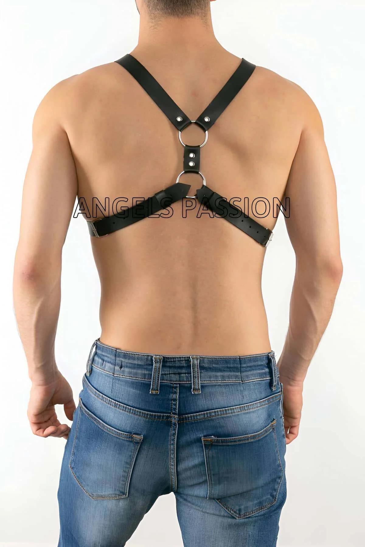 erkek gövdede siyah PU göğüs harness X-destek askı konfigürasyonu ön görünüm