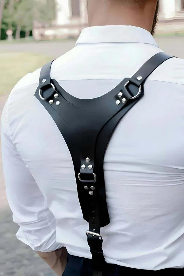 Beyaz gömlek üzerinde gümüş O-halkalı ve perçin zımbalı siyah suni deri Y-sırtlı vücut harness, arka görünüm
