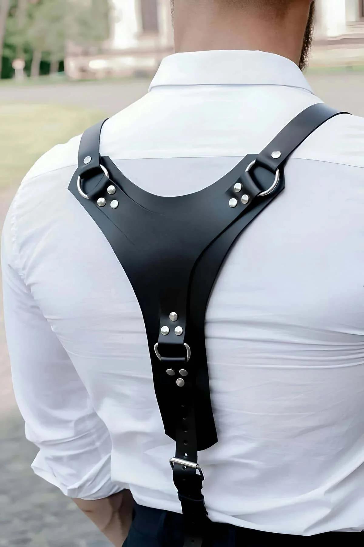 Beyaz gömlek üzerinde gümüş O-halkalı ve perçin zımbalı siyah suni deri Y-sırtlı vücut harness, arka görünüm