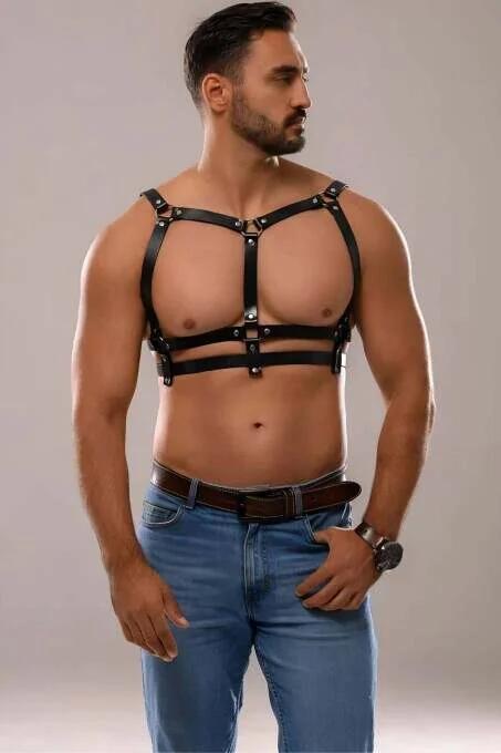 Gümüş perçinli Y-çerçeve omuz köprülü siyah PU deri çoklu askılı göğüs harness, önden görünüm