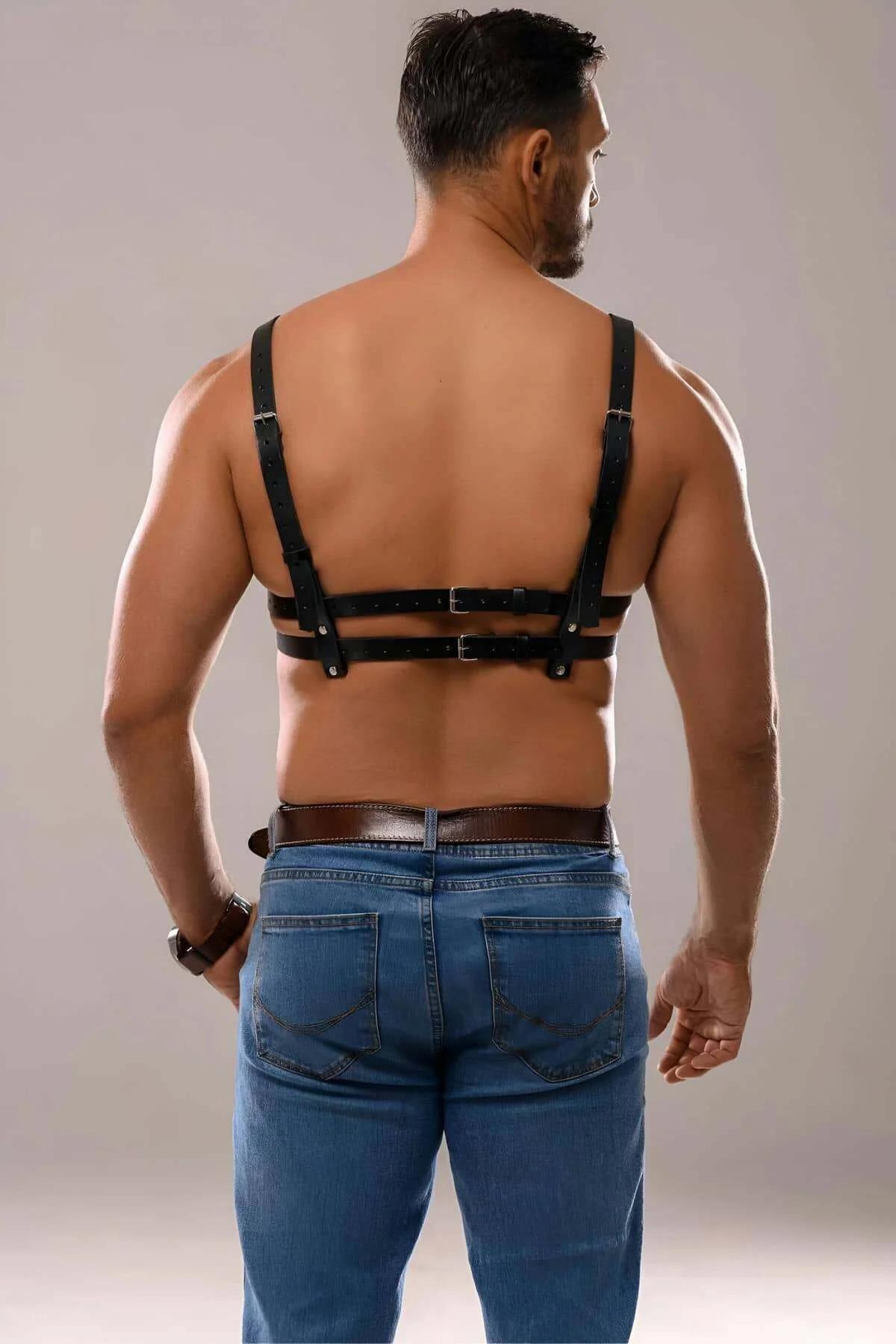 Çıplak gövdede çift bant detaylı siyah askılı göğüs harness, sokak stili