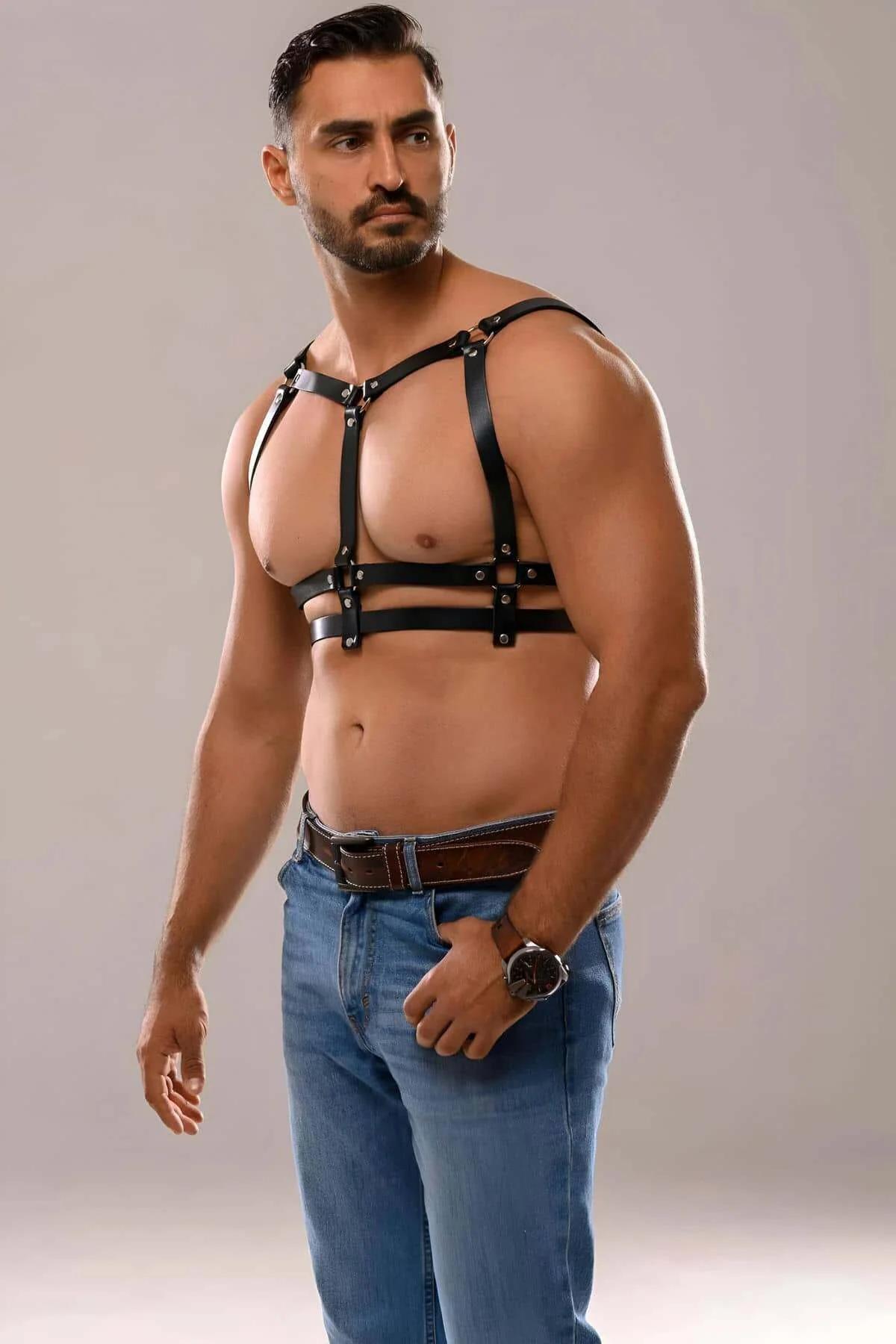 Yatay bantlı ve gümüş tokalı ayarlanabilir siyah vegan deri vücut kafes harness