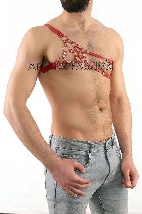 erkek modelde yedi gümüş O-halkalı çapraz göğüs askısıyla kırmızı suni deri tek omuz harness'ı