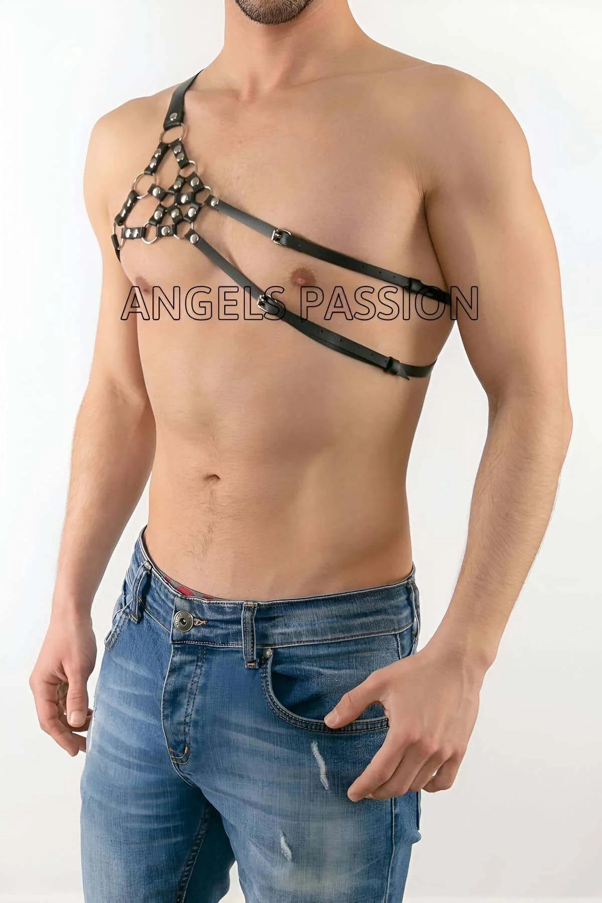 erkek modelde gümüş kubbe zimba paneli ve çapraz göğüs askılarıyla siyah suni deri tek omuz harness'ı
