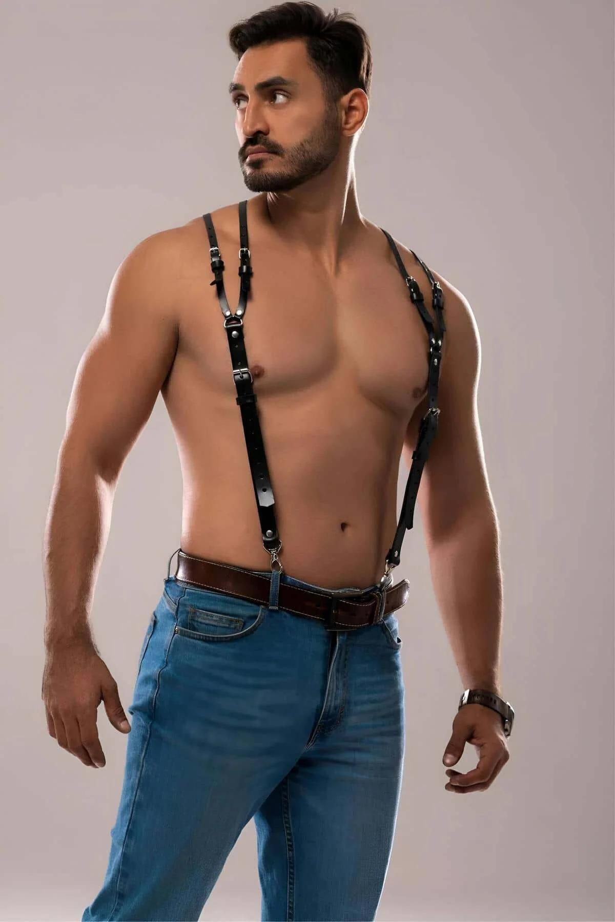 Tek sırt ankraj noktasını ve çapraz askı yapısını gösteren siyah omuz harness, arka görünüm
