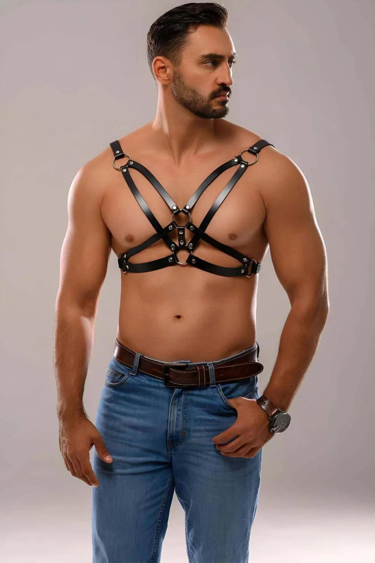 Kotlu erkek modelde dört tokalı X-sırt askı düzenlemeli siyah suni deri erkek harness