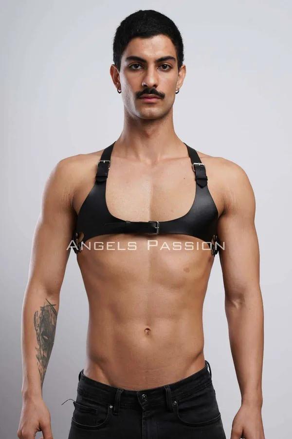 Geniş ön panelli ayarlanabilir toka bantlı siyah mat suni deri göğüs harness, erkek model üzerinde