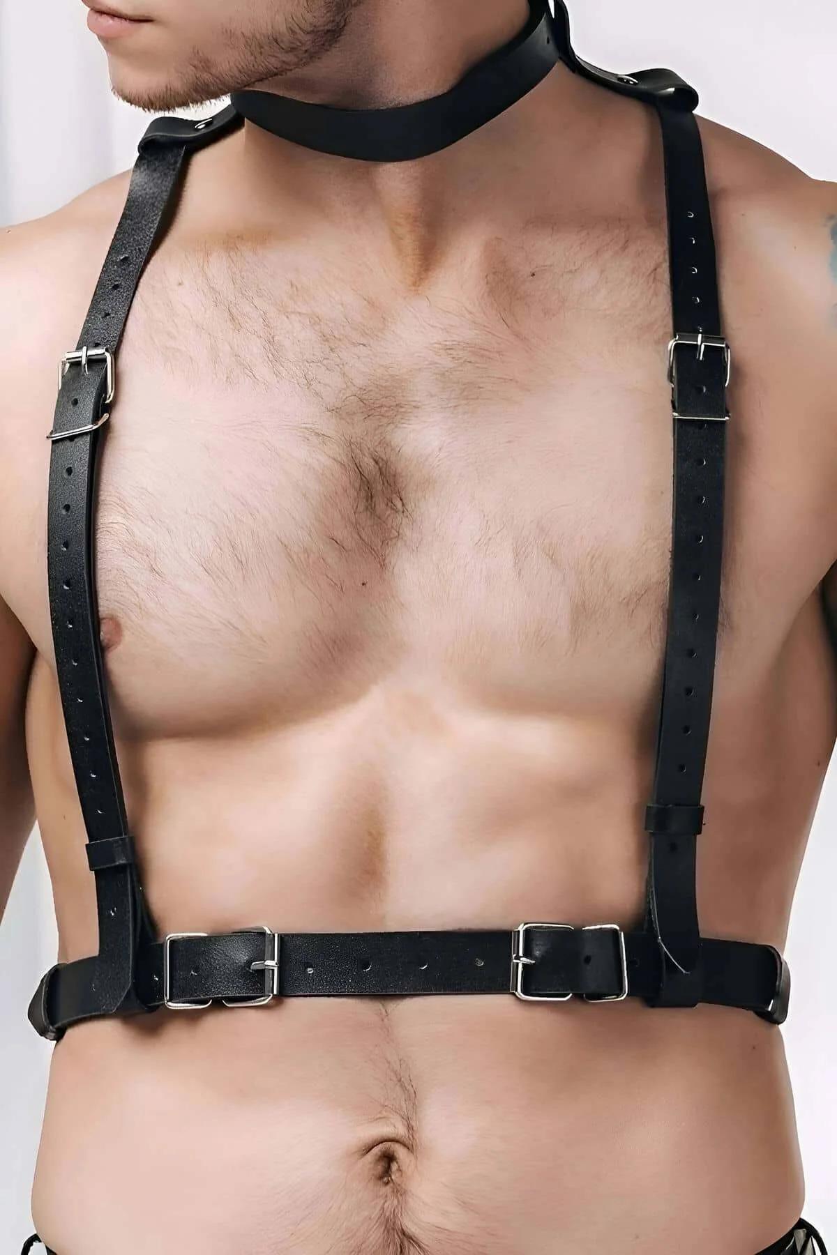 Çoker ve gümüş dikdörtgen tokalı, ayarlanabilir omuz ve beli gösteren bir erkek tarafından giyilen siyah suni deri göğüs harness