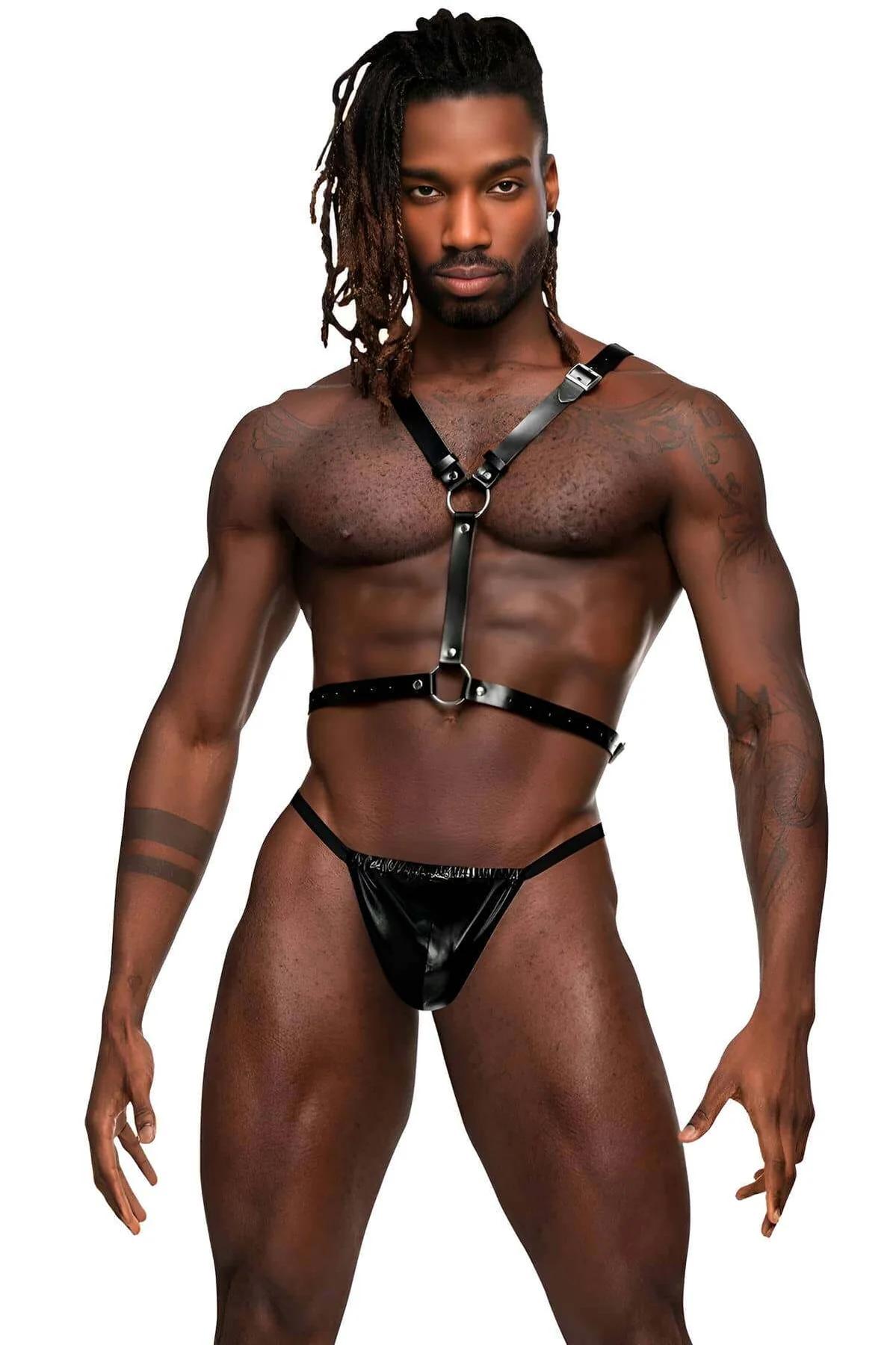 Sternumda alt O-halkalı siyah suni deri harness dikey merkez askısı, tam ön profil