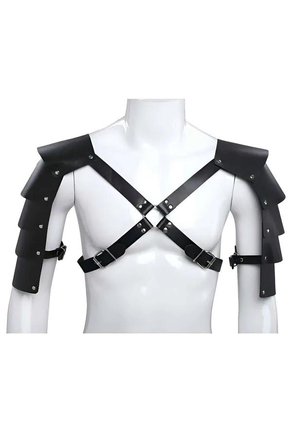 Üç katlı omuzluk plakalı, gümüş perçinli, X-çapraz göğüs askılı ve merkezi O-halkalı siyah suni deri omuz zırh harness