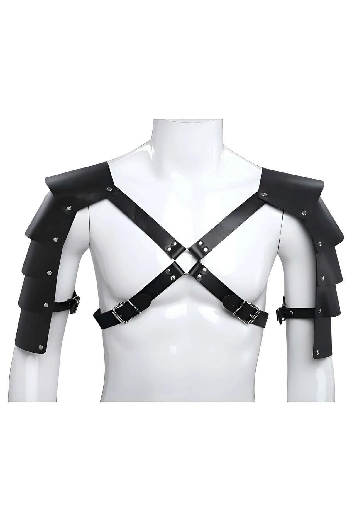 Üç katlı omuzluk plakalı, gümüş perçinli, X-çapraz göğüs askılı ve merkezi O-halkalı siyah suni deri omuz zırh harness