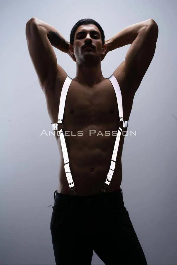 Gümüş tokalı beyaz reflektör vücut harness, erkek model üzerinde, çıplak göğüs üzerinde askı stili bant konfigürasyonu