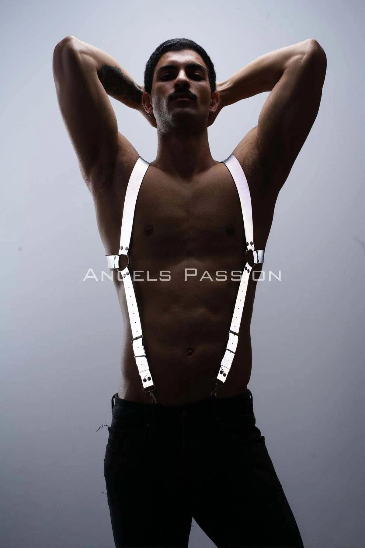 Gümüş tokalı beyaz reflektör vücut harness, erkek model üzerinde, çıplak göğüs üzerinde askı stili bant konfigürasyonu