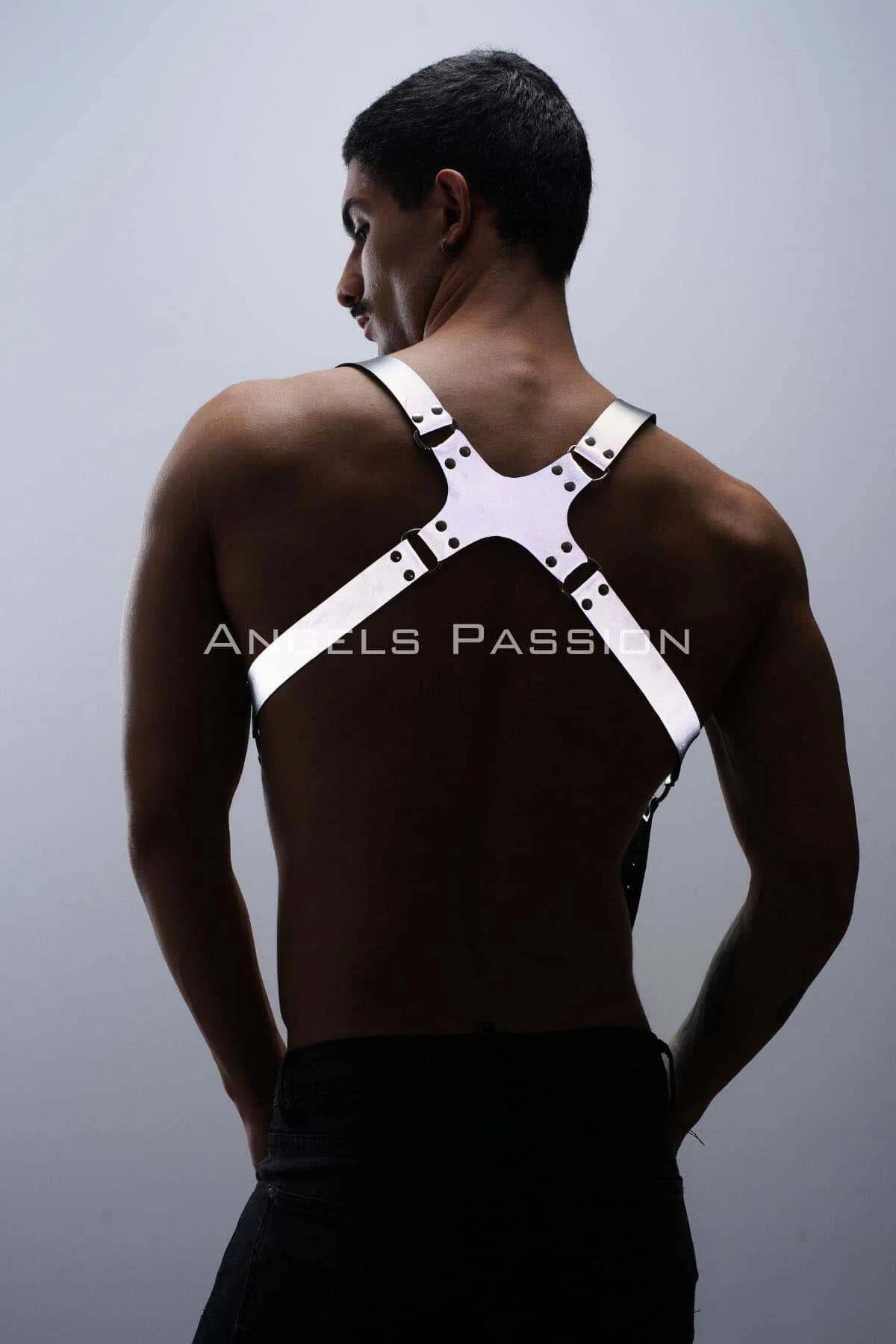 Siyah pantolon ile stilize edilmiş bel bandında metal klip bağlantılı beyaz ayarlanabilir vücut harness