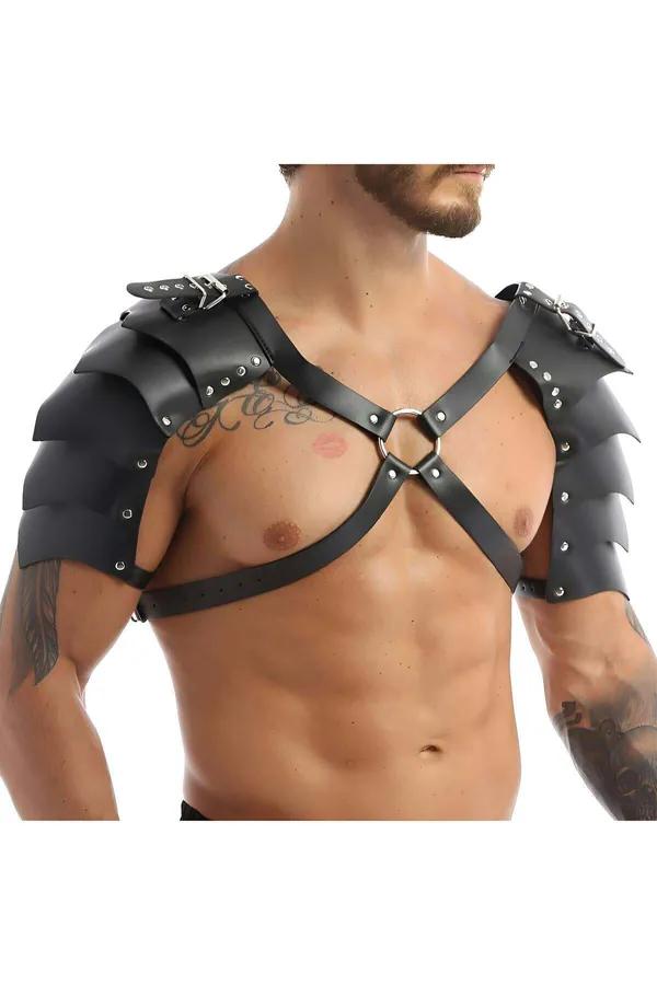 Siyah vegan deri gladyatör erkek harness kostümü, katmanlı omuz zırhı ve gümüş O-ring detayı