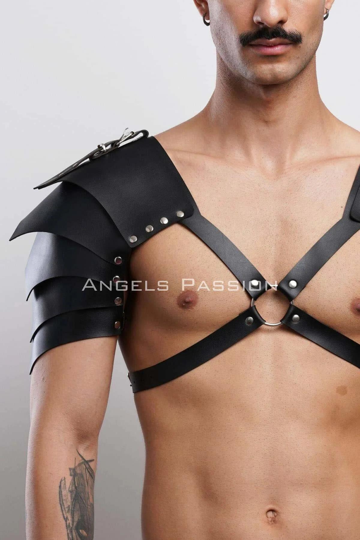 Siyah PU deri gladyatör harness gümüş perçinli omuz plakası yakın çekim