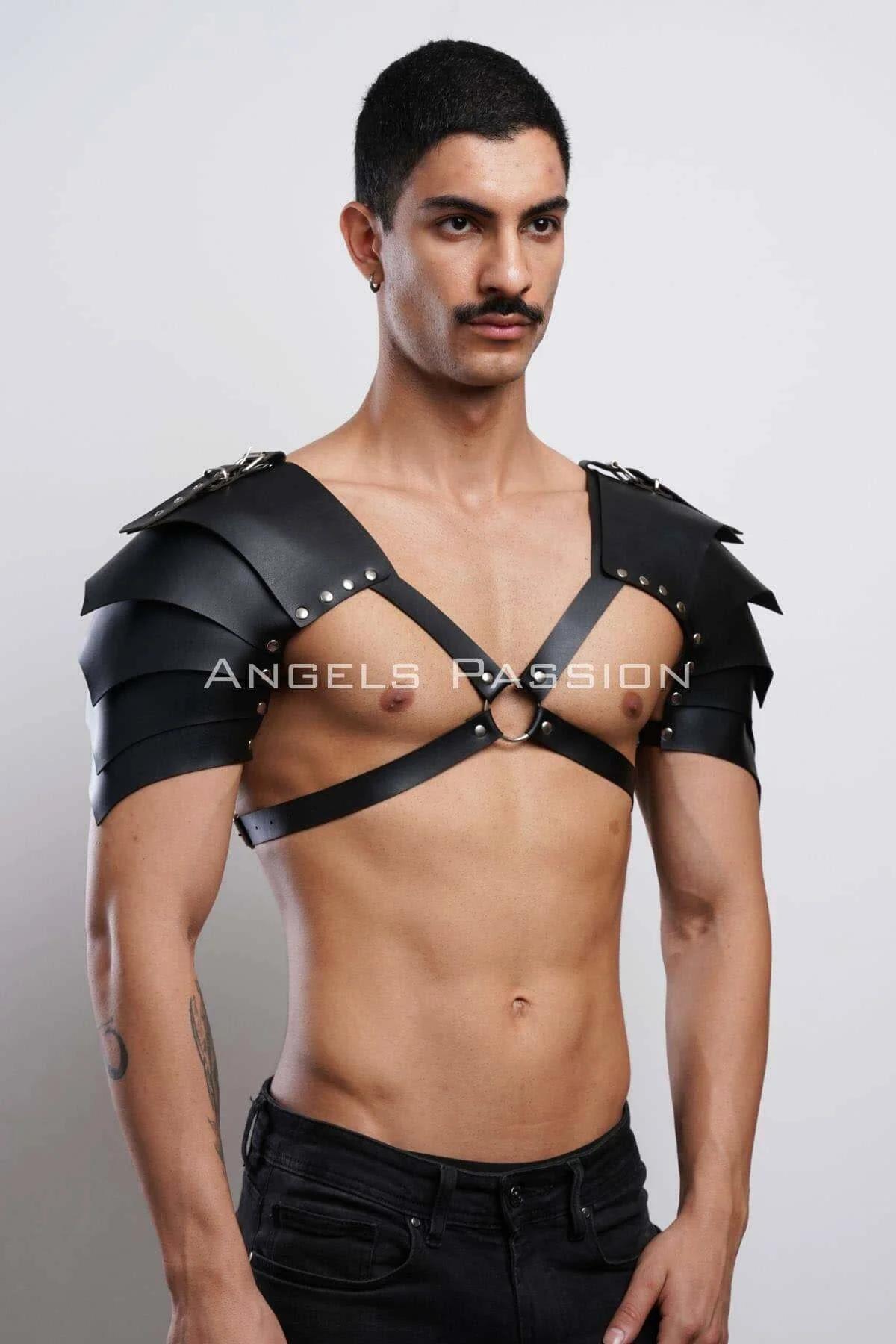 Erkek gladyatör harness göğüs X çapraz bant ve merkezi metal O-halkası detayı