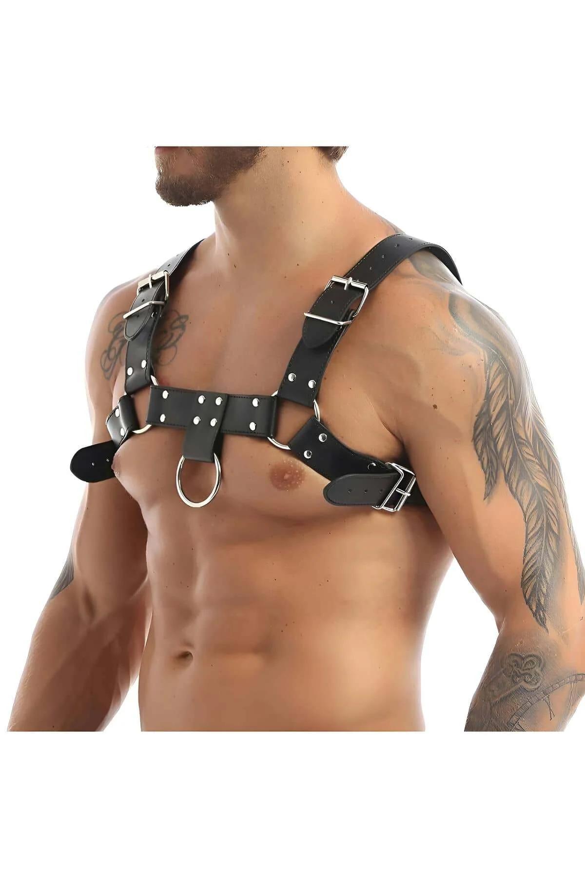 Erkek gövdesinde giyilen, gümüş O-halkalı ve ayarlanabilir tokalı siyah suni deri vücut harness