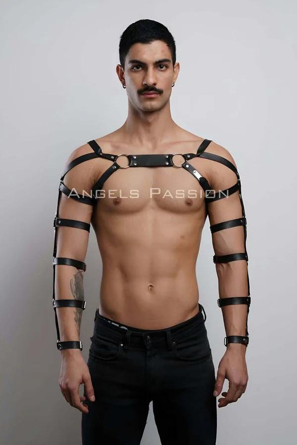 Erkek modelde beş kol askı bandı ve gümüş O-halkalı siyah suni deri göğüs ve kol harness