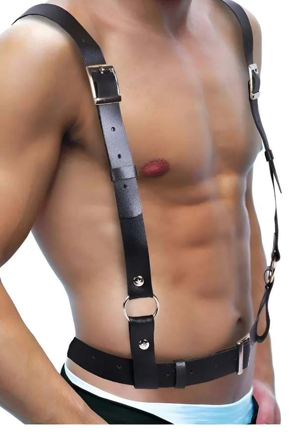 Erkek gövdesinde sternum'da gümüş O-halkalı ve dört ayarlanabilir dikdörtgen tokalı siyah suni deri göğüs harness