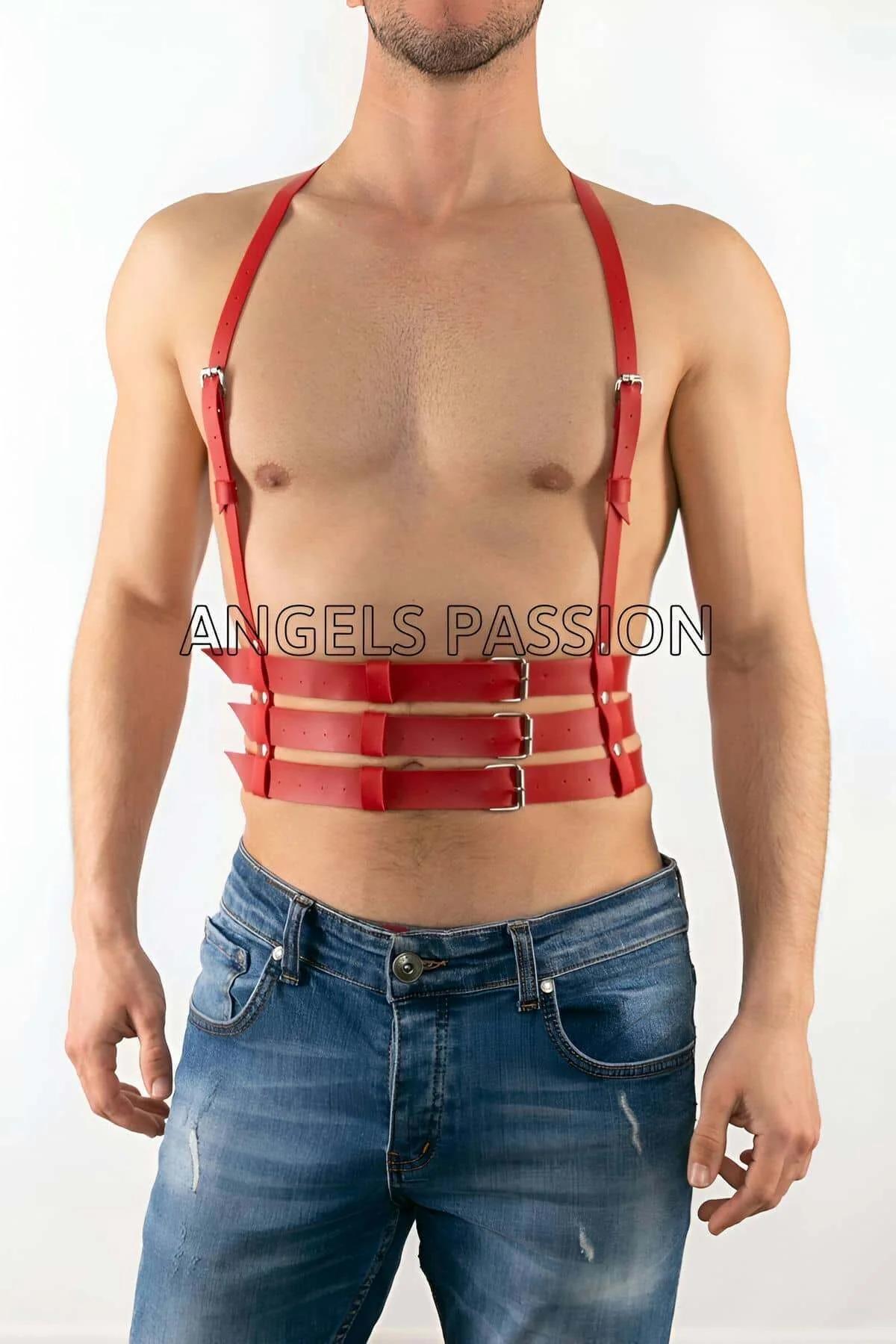 erkek modelde dört yatay bel askısı ve gümüş iğne tokalarla kırmızı suni deri askılı göğüs harness'ı