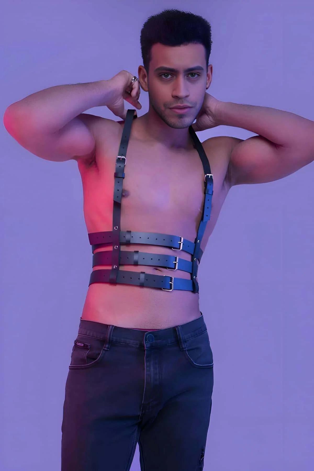 Erkek torsosu üzerinde üç yatay bel bandı ve gümüş tonlu pin tokalar ile siyah suni deri çok bantlı vücut harness