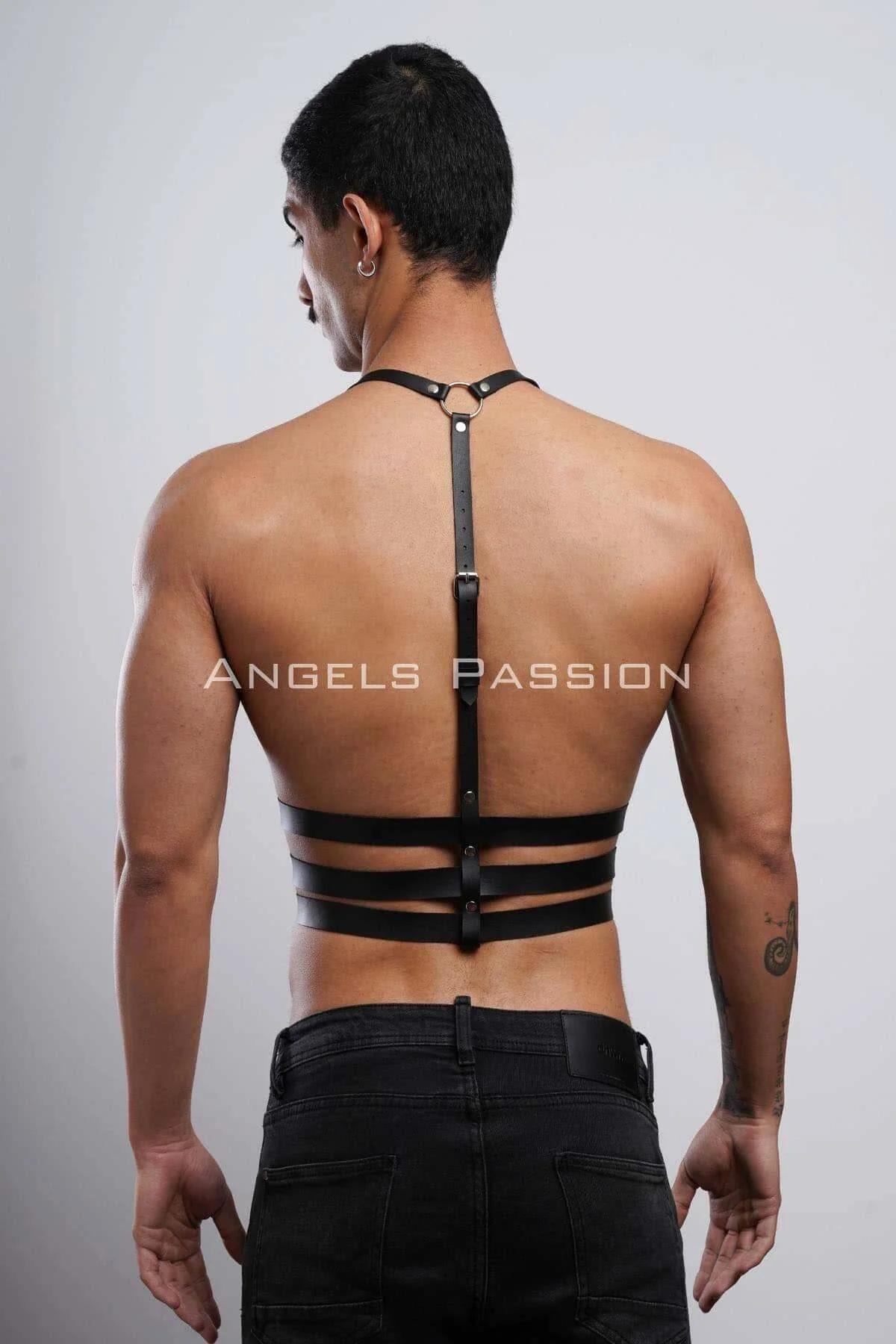 Çıplak torso üzerinde merdiven stili üç bantlı düzen ile siyah suni deri göğüs harness tam uzunluk görünümü