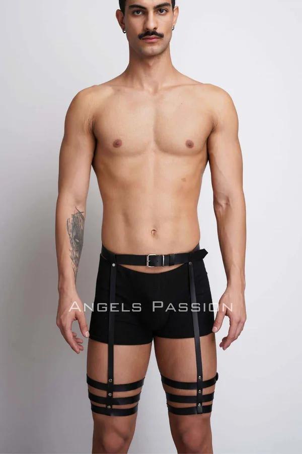 Erkek modelde üçlü uyluk askı bantlı ve gümüş bel tokalı siyah suni deri ayarlanabilir bacak harness